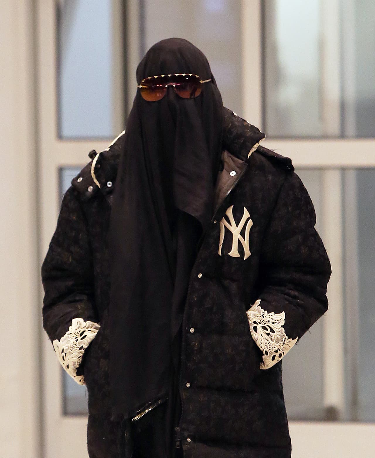 En la parte superior vistió una gruesa chamarra negra de los Yankees de Nueva York.