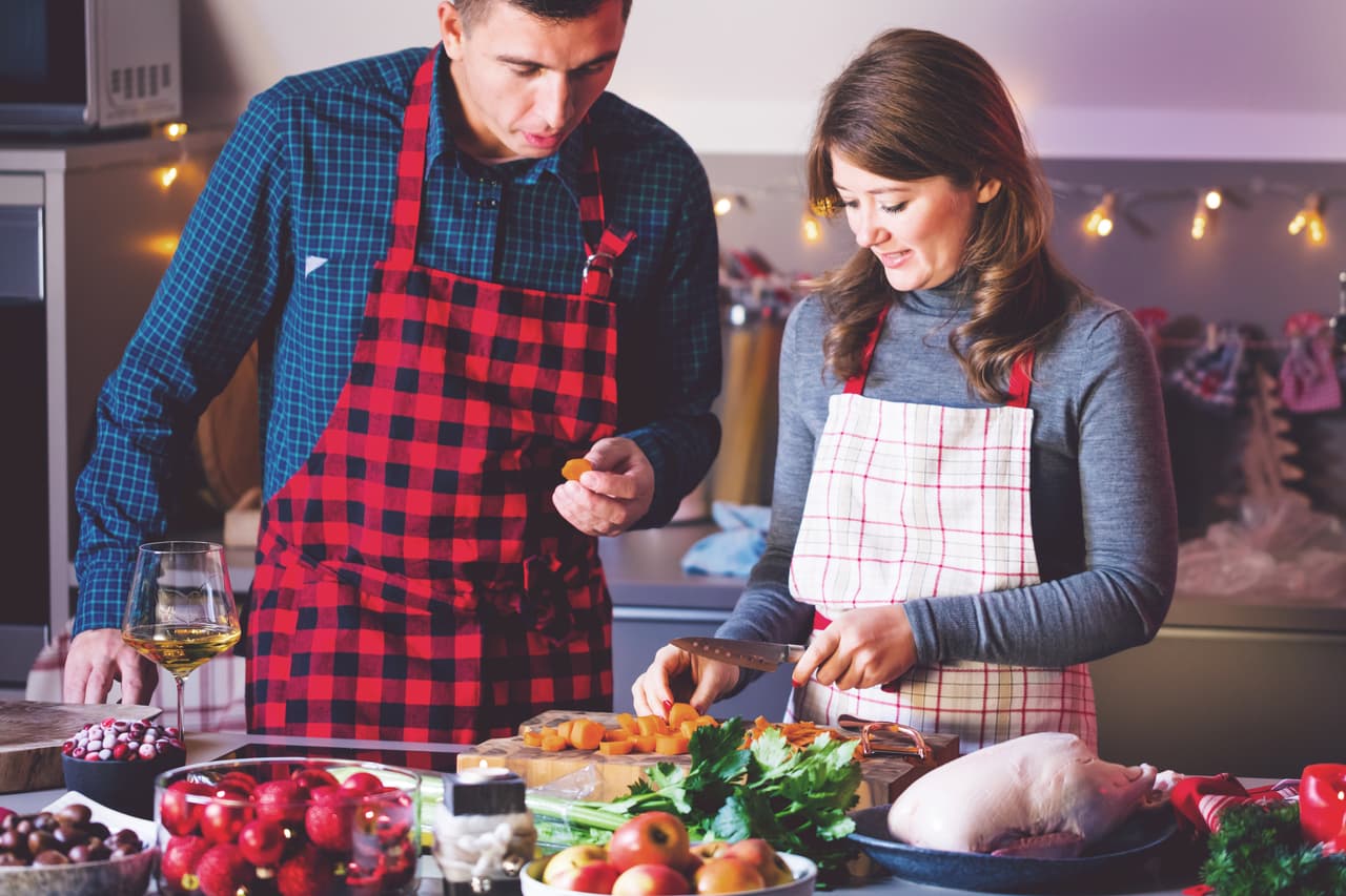 <b>Mantén las cosas inflamables lejos de los quemadores</b>. Bolsas, toallas de papel y todo lo que se pueda prender fuego debe estar alejado de las llamas mientras cocinas.