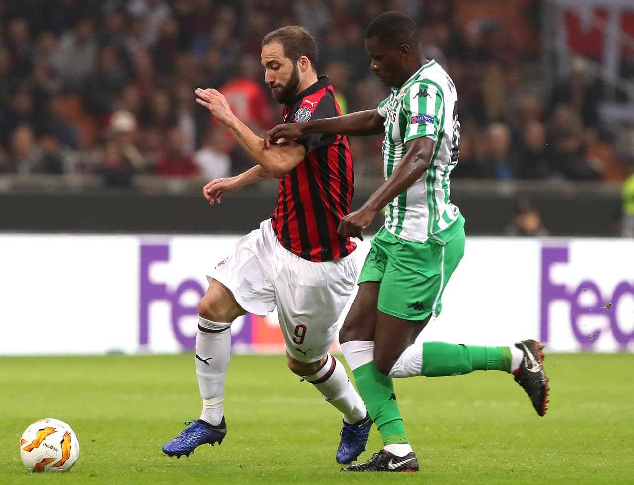 Gonzalo Higuaín decepcionó en la derrota del Milan ante el Betis