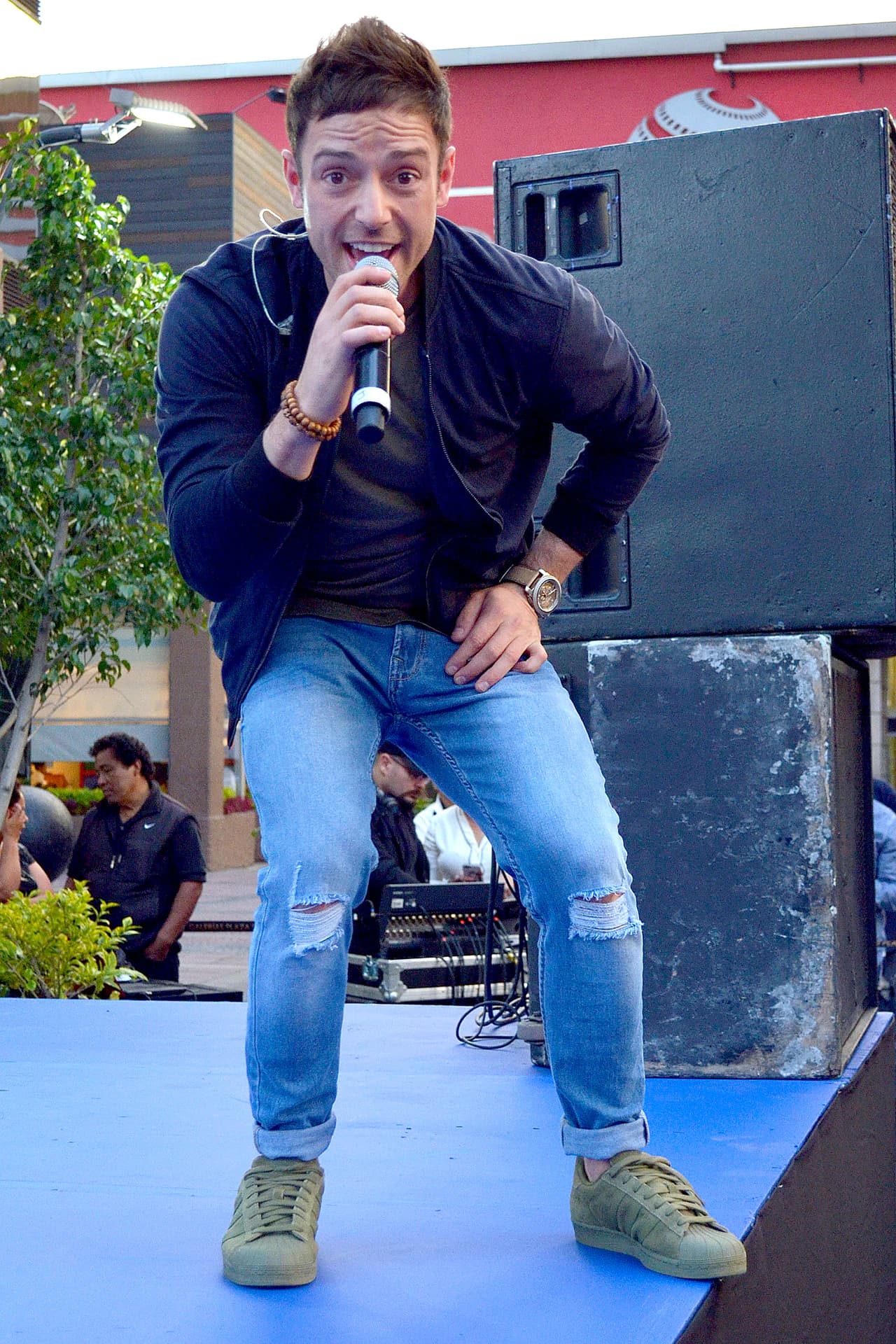 También destacó la importancia de que sus fieles seguidores, y los que no lo son, se sientan identificados con su música, al asegurar que esa es la clave para que un tema se convierta en un hit.