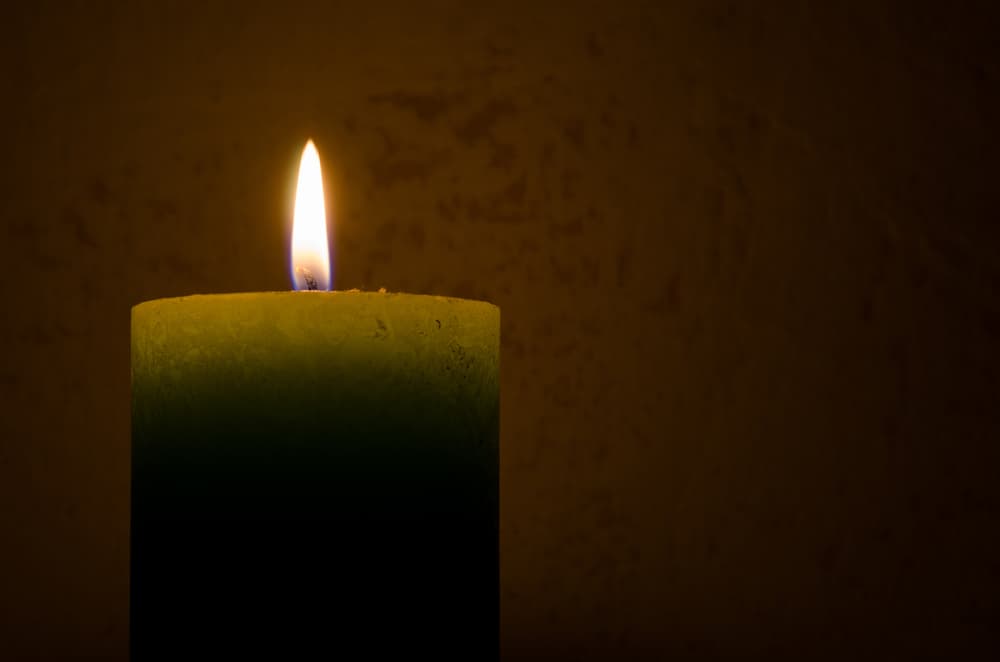 Prende una vela verde para que, en comunión con la naturaleza, atraiga paz y tranquilidad a tu vida.