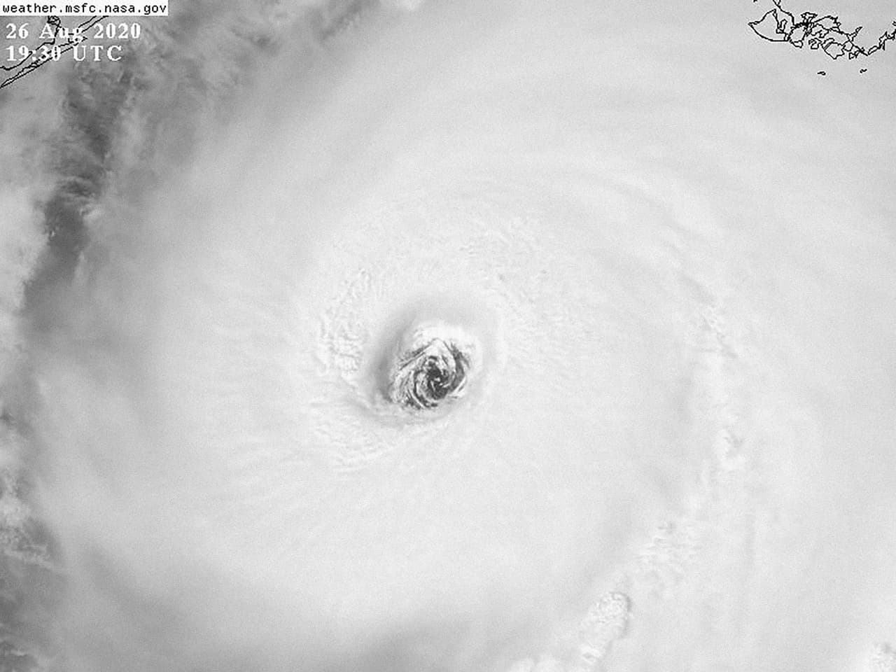 El ojo del huracán Laura visto desde un satélite de NASA. Más de un millón de personas ha recibido órdenes de evacuación en la zona donde los expertos temen que el fenómeno cause estragos, justo en los límites que unen a Texas y Louisiana.