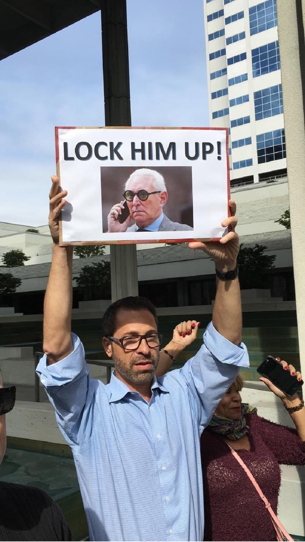 MIA04 - FORT LAUDERDALE (FL, EEUU), 25/01/2019.- Un hombre sostiene una pancarta alusiva al asesor político republicano Roger Stone, este viernes 25 de enero de 2019, en Florida (Estados Unidos). Stone, que fue colaborador del equipo de campaña de Donald Trump en su carrera hacia la Casa Blanca, fue detenido hoy por cargos relacionados con la llamada "trama rusa" que investiga el fiscal especial Robert Mueller. EFE/Ivonnne Malaver