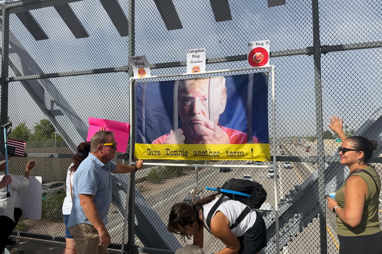 Desde Arizona, cientos alzan la voz en “No Kings” para hacerse escuchar. En una de las pancartas, Donald Trump aparece "encarcelado" bajo mensajes como "Rey de la Corrupción".