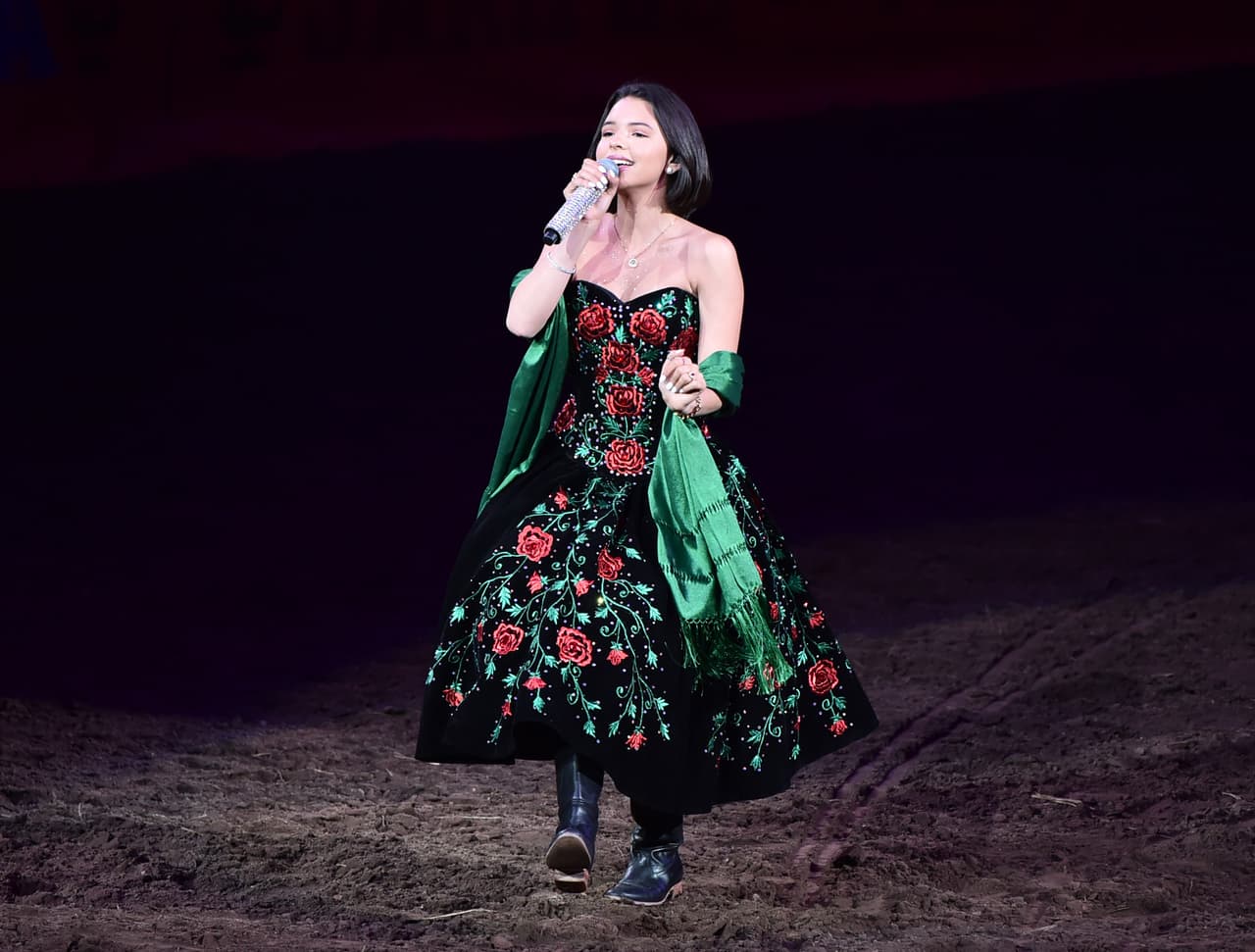Parte del orgullo que siente Ángela Aguilar por la cultura mexicana lo transmite a través de los
<b><a href="https://www.univision.com/famosos/mira-el-secreto-de-vestuario-mejor-guardado-de-angela-aguilar-cuando-sale-al-escenario-video" target="_blank">vestidos típicos de su país</a></b> que acostumbra lucir en sus presentaciones.