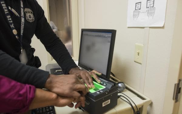 Cuando una persona es arrestada en Estados Unidos, sus huellas dactilares son cotejadas con bases de datos federales y si se detecta que una persona es indocumentada, muchas ciudades y condados dan aviso a ICE para que esté al tanto.