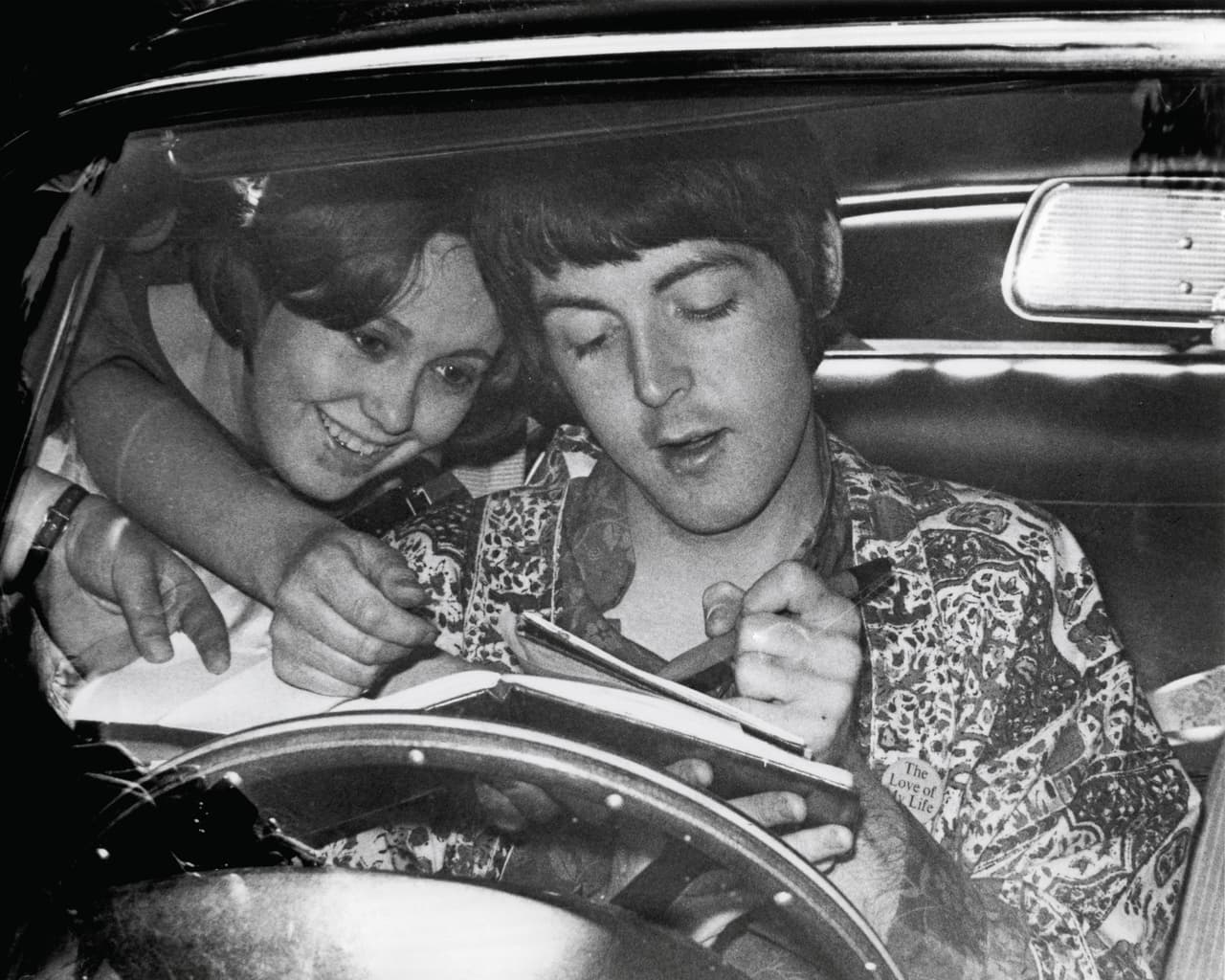 El músico conduciría un Aston Martin que se estrelló contra un camión en una noche lluviosa. Se supone que en dicho accidente habría muerto decapitado el joven Paul McCartney, a sus 24 años de edad.