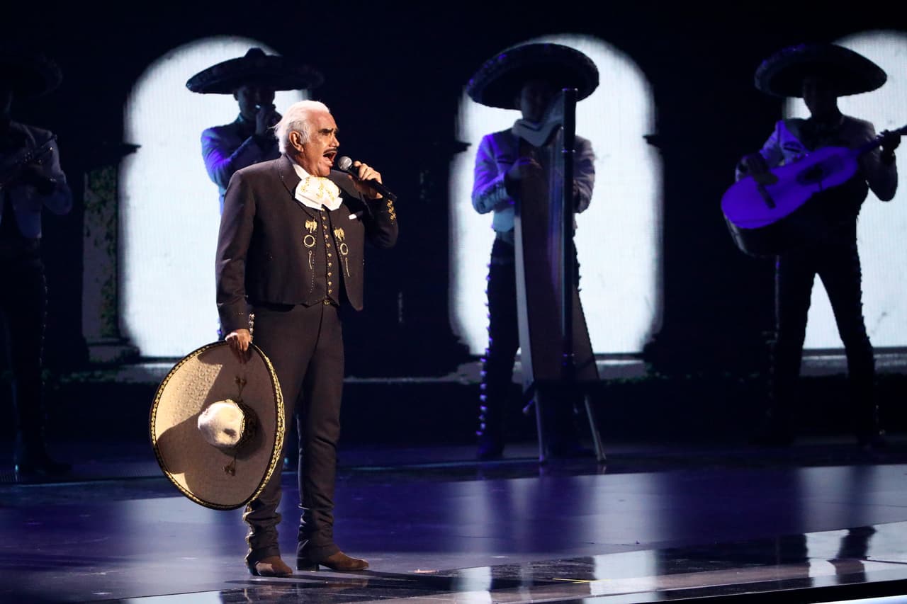 Una vez que los Fernández terminaron su interpretación, el público pidió a gritos "¡otra, otra!". Sin embargo, '
<b>El Charro de Huentitán'<i> </i></b>no pudo complacer a sus fanáticos: "Ustedes saben que en televisión tenemos 
<b>el tiempo bien medido</b>, me faltaron como 50 canciones más".
<br>