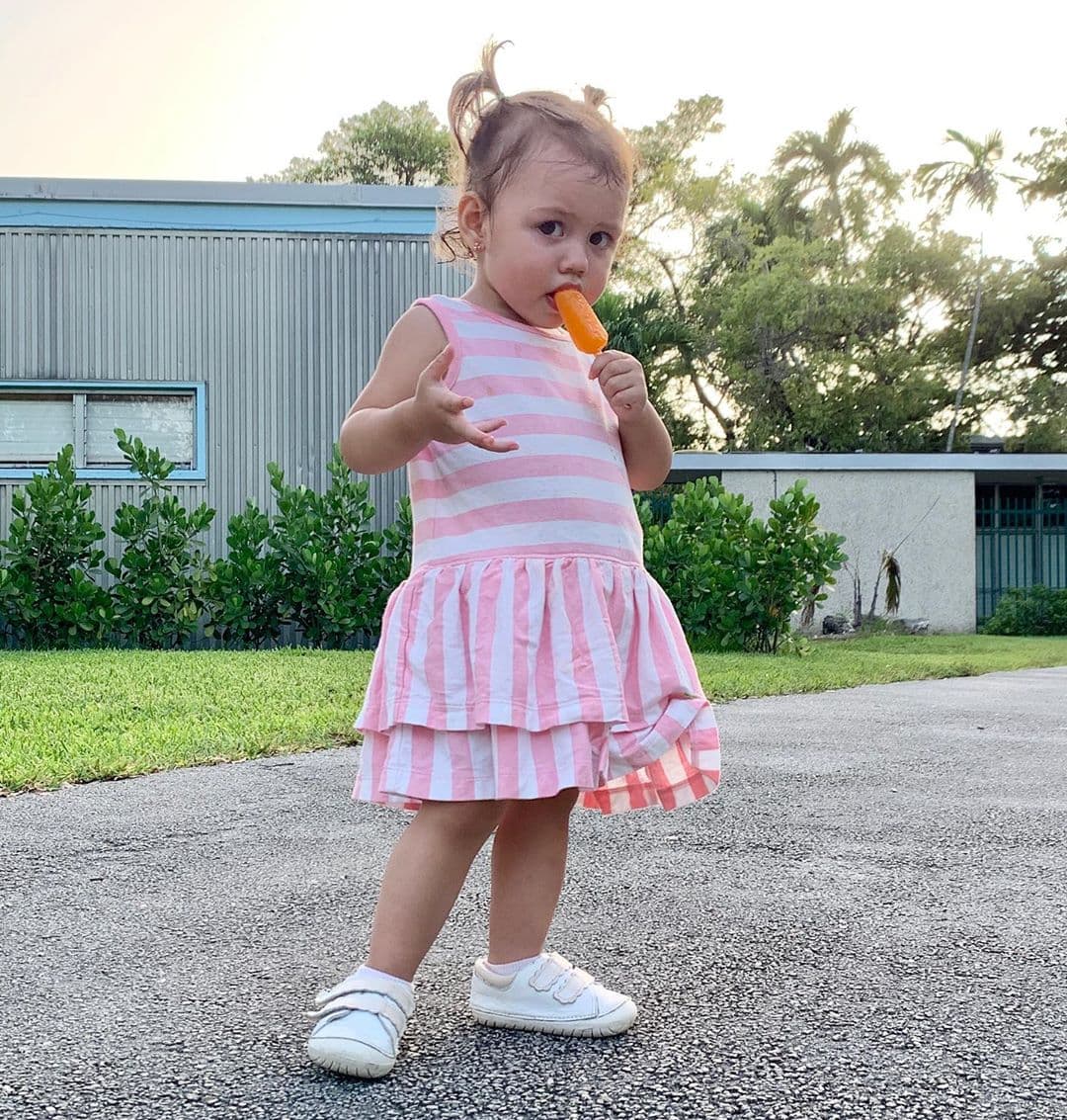 Pero la conductora dominicana no fue la única que gozó del calor de Miami, Carolina Sarassa y su hija Chloé Sophia salieron al parque con todo y helados para pasar la tarde en familia.