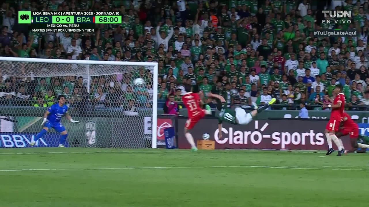 ¡Espectacular chilena del Platano! La jugada se anula por fuera de lugar