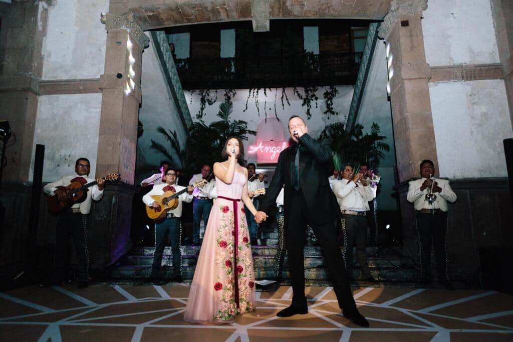 Y por supuesto no podía faltar el momento en el que ambos intepretaran una canción que venía muy acorde, su éxito: 'Tu sangre en mi cuerpo'.