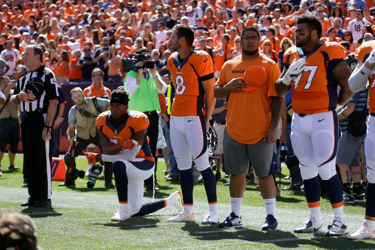 El linebacker de los Denver Broncos, Brandon Marshall, también puso una rodilla en el suelo.