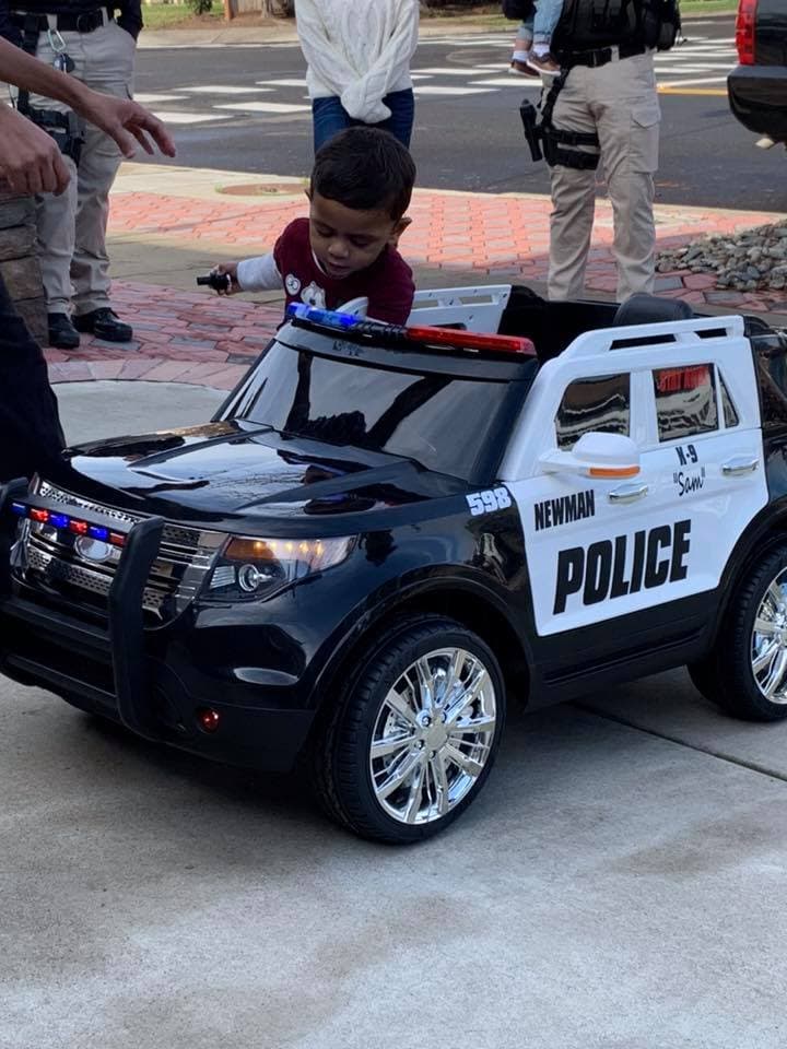 <a href="https://www.univision.com/local/sacramento-kuvs/policias-de-newman-le-regalan-una-patrulla-de-juguete-al-hijo-del-oficial-caido-ronil-singh">Un residente de Newman contribuyó al regalo</a> con calcomanías que se parecían a las insignias oficiales de las patrullas del Departamento.