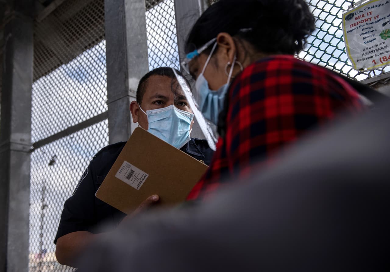 Cubana en la frontera que pronto dará a luz pide ayuda para entrar más rápido a EEUU