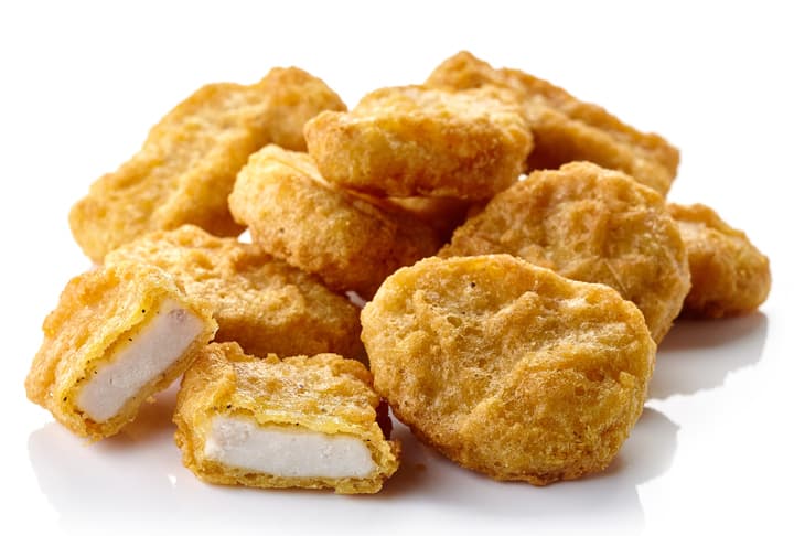 Retiran casi 30,000 libras de nuggets de pollo por posible contaminación con metal