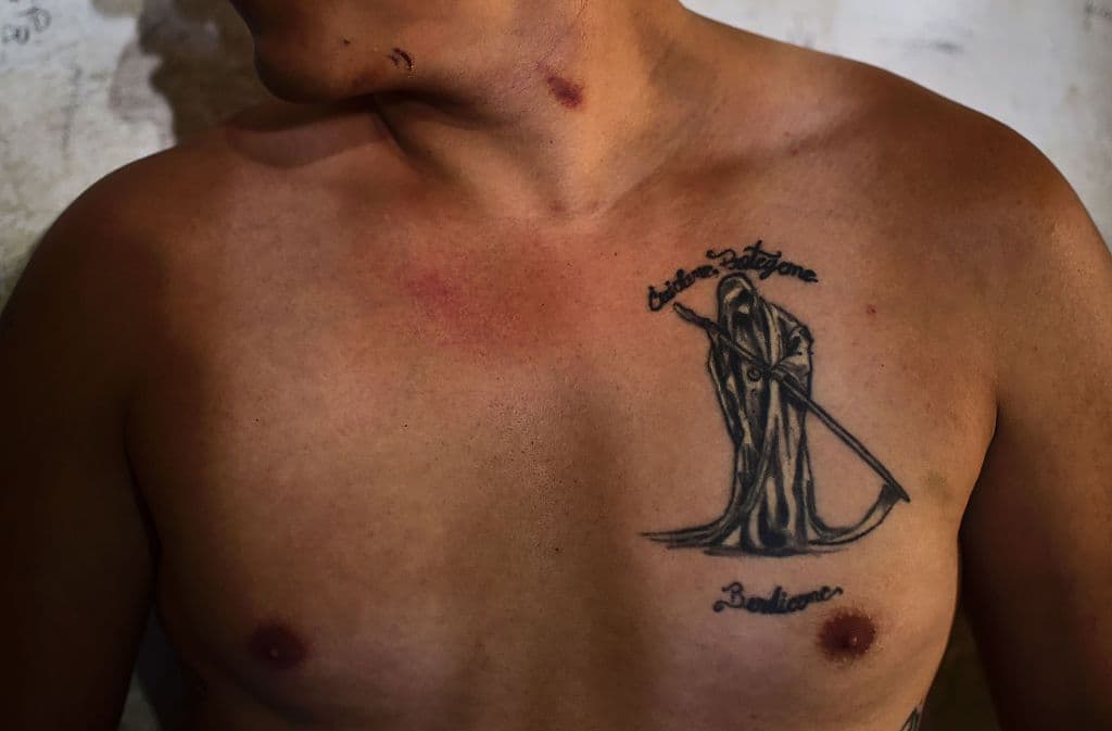 Por ejemplo, existe la leyenda popular de que en el pueblo mexicano de Catemaco, Veracruz, un habitante vio la figura de la Muerte dibujada en la madera de su choza. Fue a pedirle al sacerdote su opinión y ver si era otra "aparición milagrosa", como una virgen, pero el padre la tachó de sacrílega y satánica, prohibiéndole al pueblo que difundiera el culto.