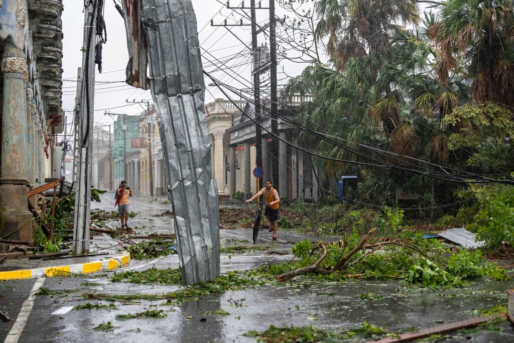 A su paso, el huracán Ian arrancó tejados, derribado cientos de árboles y postes eléctricos contra edificios y viales, anegado calles, echado abajo torres de dos estadios de béisbol, inundado casas y afectado viviendas, fábricas, campos de cultivos y almacenes de la hoja de tabaco.