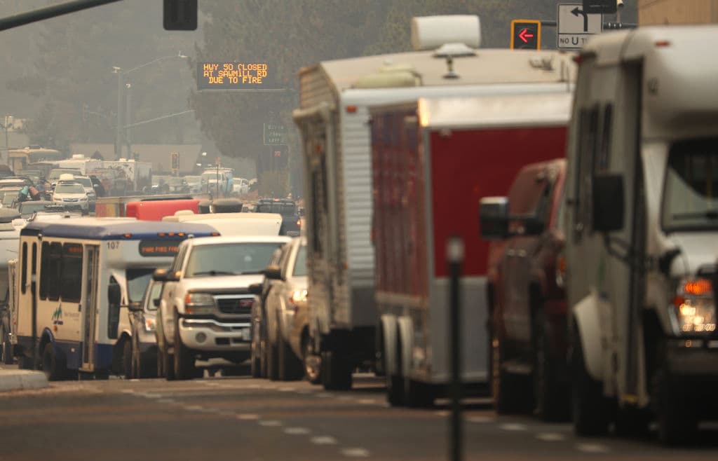 Las carreteras 88 y 89, al sur y oeste de Lake Tahoe, también están cerradas al público para poder dedicar su uso a los bomberos y el personal que combaten el incendio. 
<br>