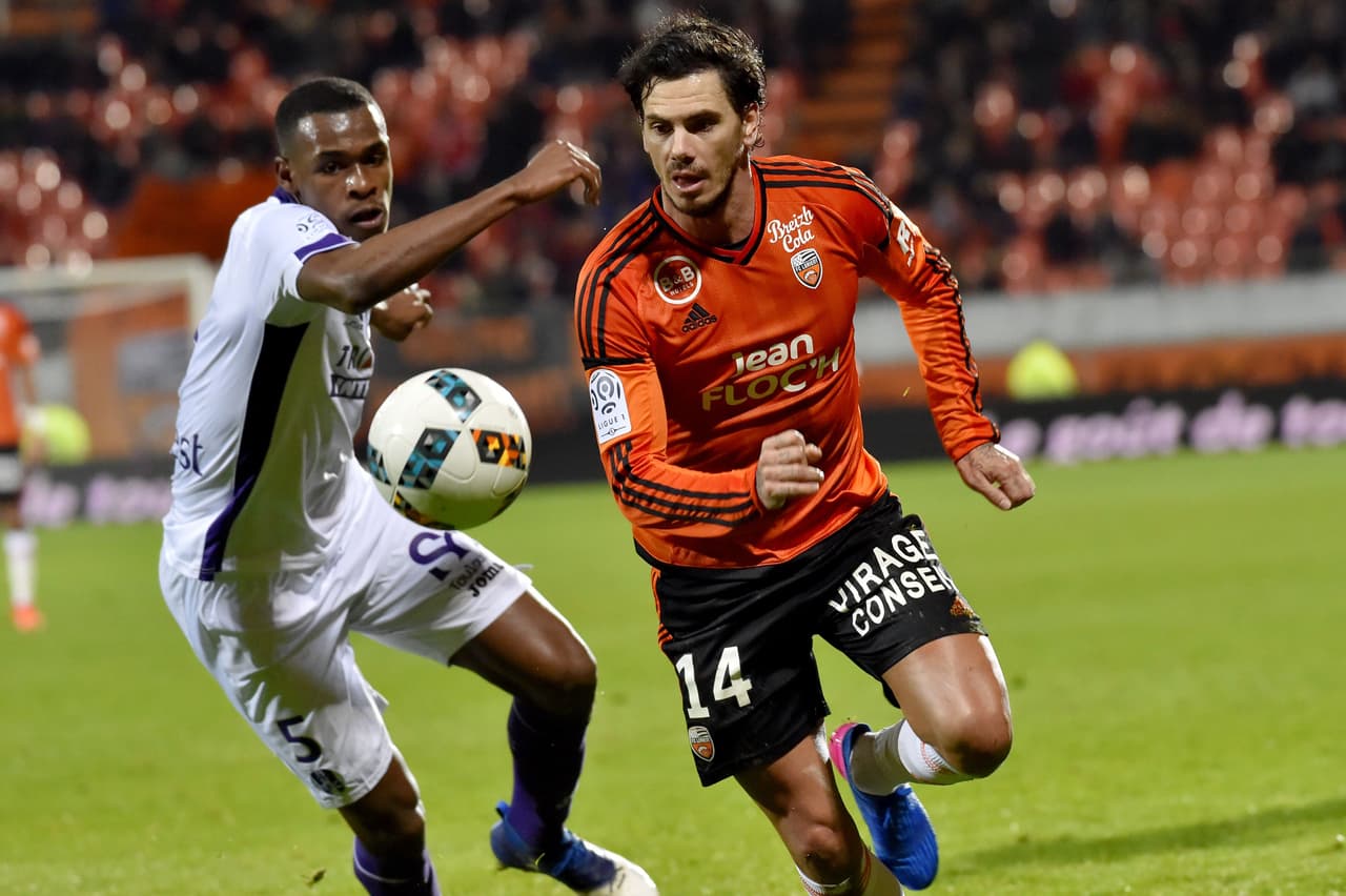 12. Issa Diop (20 años - de blanco) - Defensa - Toulouse F.C.