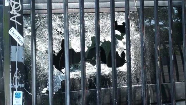 Los hechos ocurrieron alrededor de la 1:30 am en un estacionamiento policial ubicado en la intersección de las avenidas DeKalb y Central.