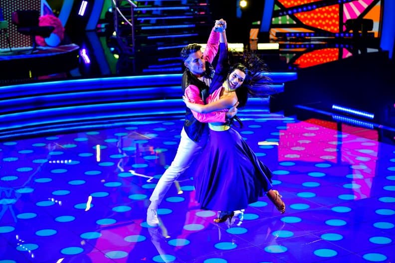 Víctor puso todo su esfuerzo al compás de 'The Heat is On'. La crítica para ambos famosos fue la misma: relajarse para desenvolverse mucho mejor en la pista.