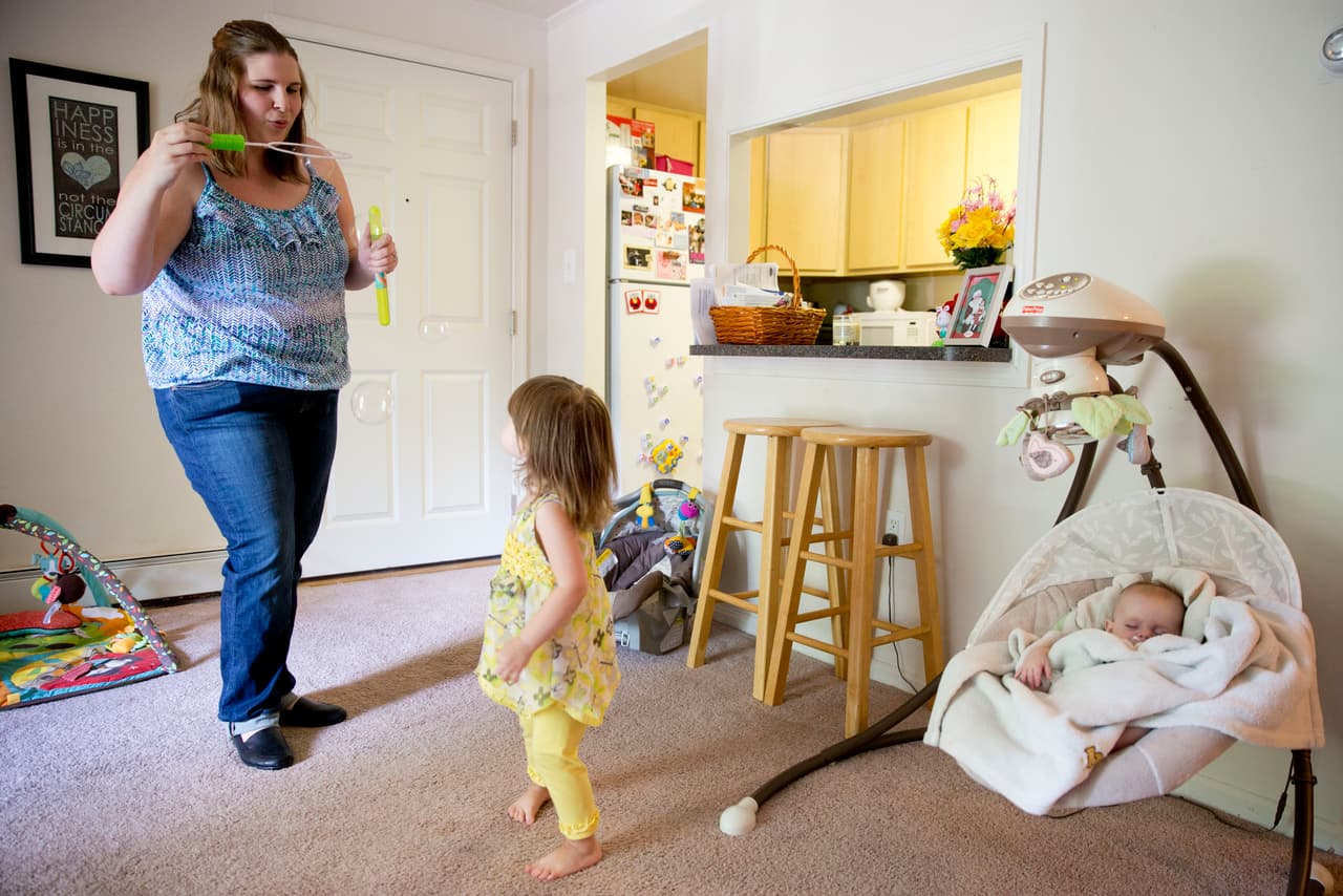 Si el bebé se queda dormido en un asiento de seguridad, cochecito o
<i>bouncer</i>, los padres deben
<b> moverlo de allí tan pronto como sea posible para que duerma boca arriba en una superficie firme.</b>