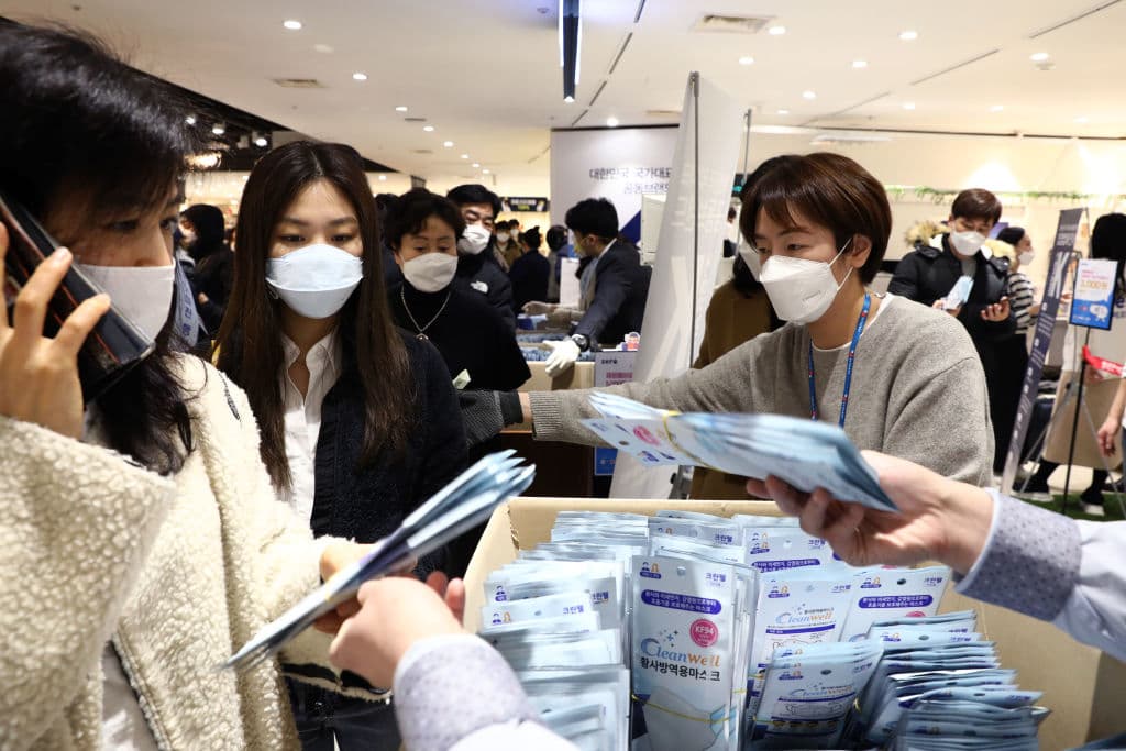 Personas comprando mascarillas en una tienda de Seúl.