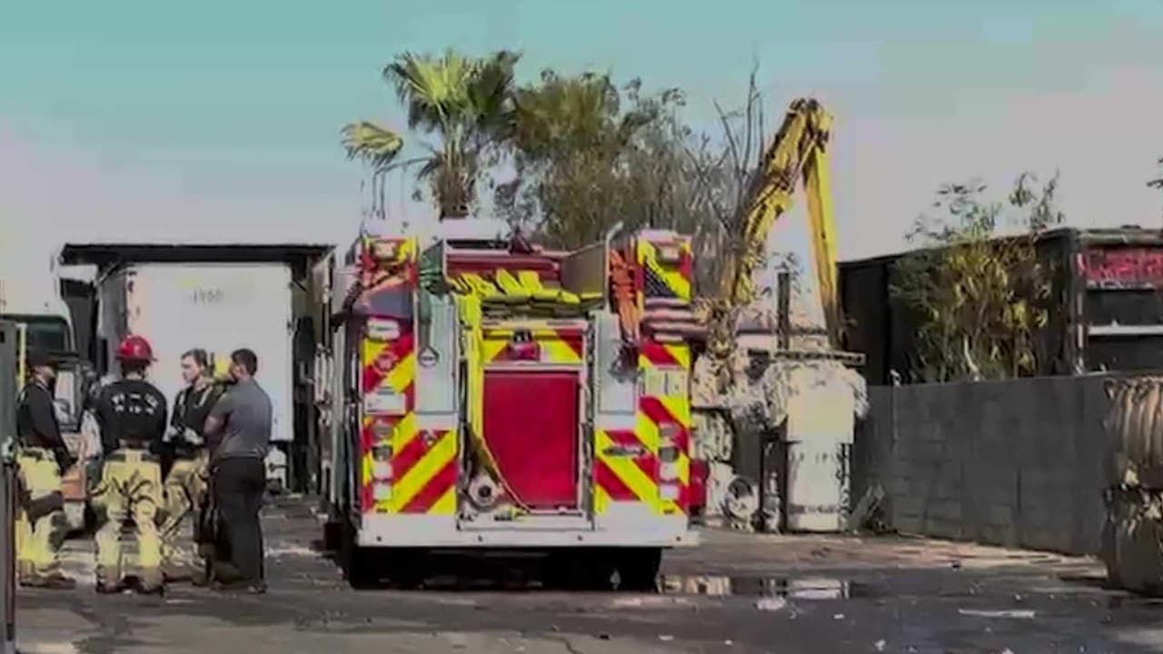 Fuertes vientos propagan incendio masivo en Phoenix; bomberos de varias ciudades lo combaten
