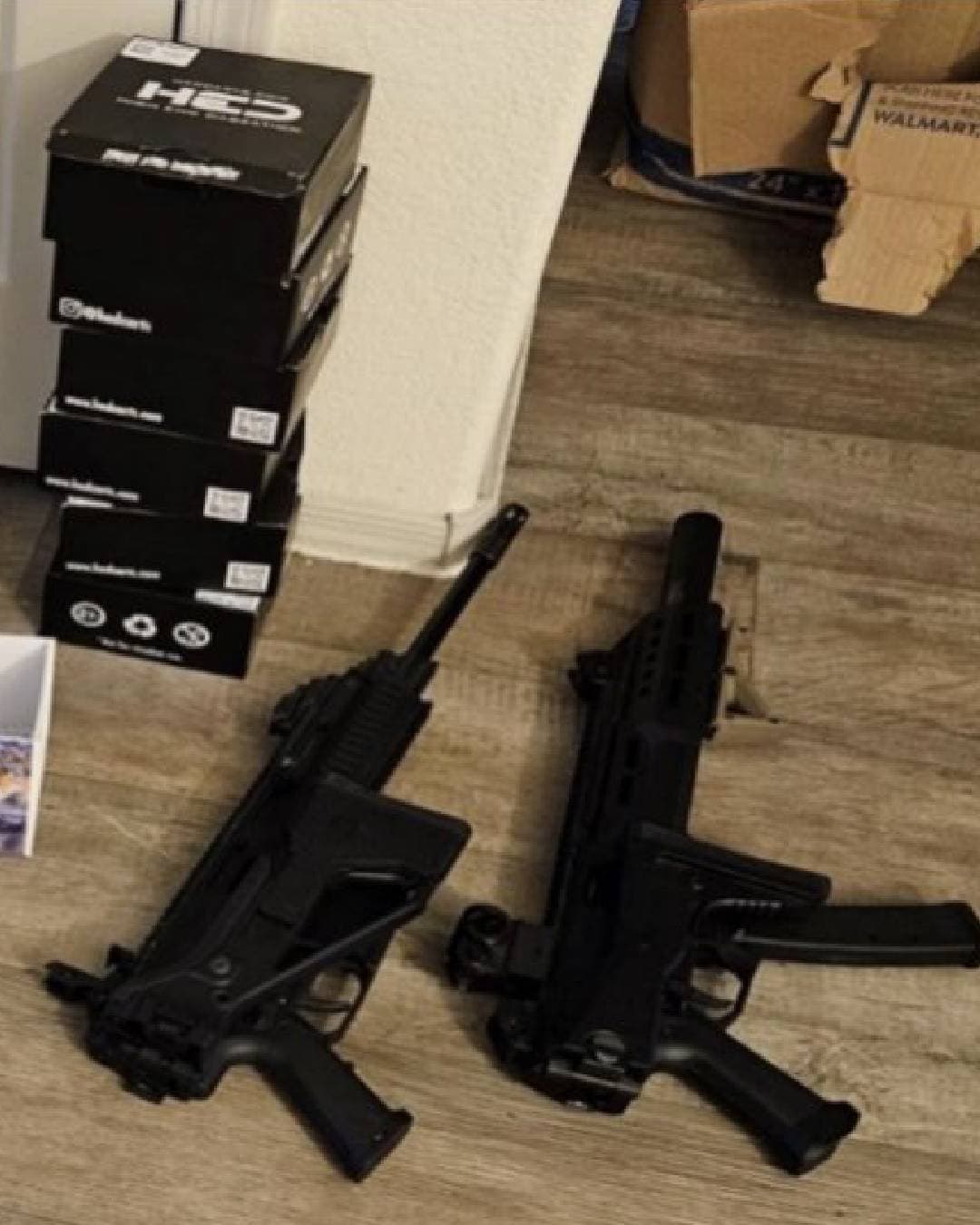 Además se pudieron asegurar:
<br>5 armas de fuego
<br>2 rifles semiautomáticos
<br>3 glocks
<br>Piezas y municiones misceláneas para armas
<br>$1,679 en efectivo
<br>2 vehículos
<br>Parafernalia miscelánea y papeleo
<br>Teléfono móvil.