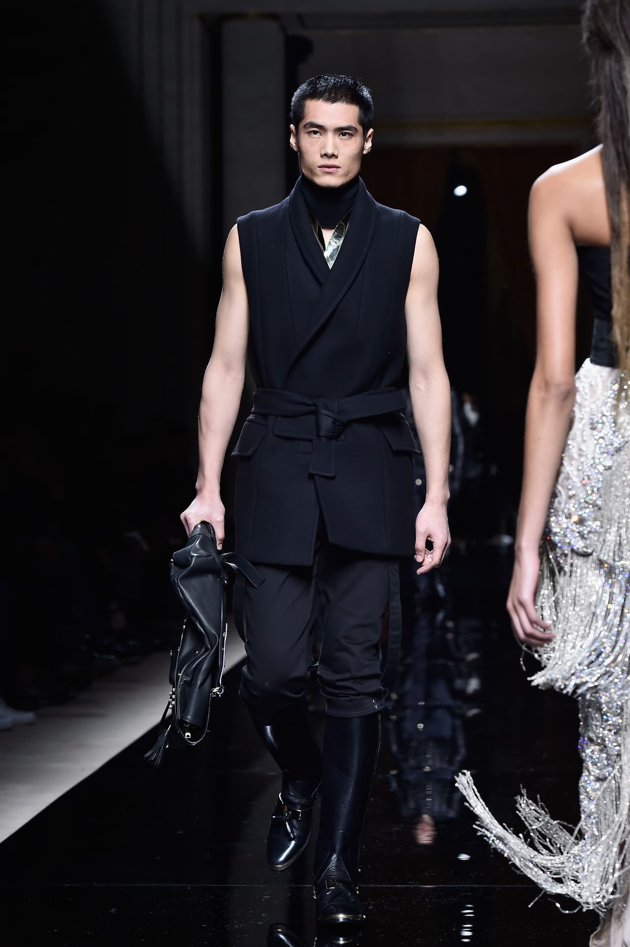 Nada como un saco sin mangas como el de este suntuoso traje de Balmain, Otoño-Invierno 2016-2017, para lucir unos señoriales tatuajes sobre bíceps envidiables como los que ostenta J Balvin.
<br>