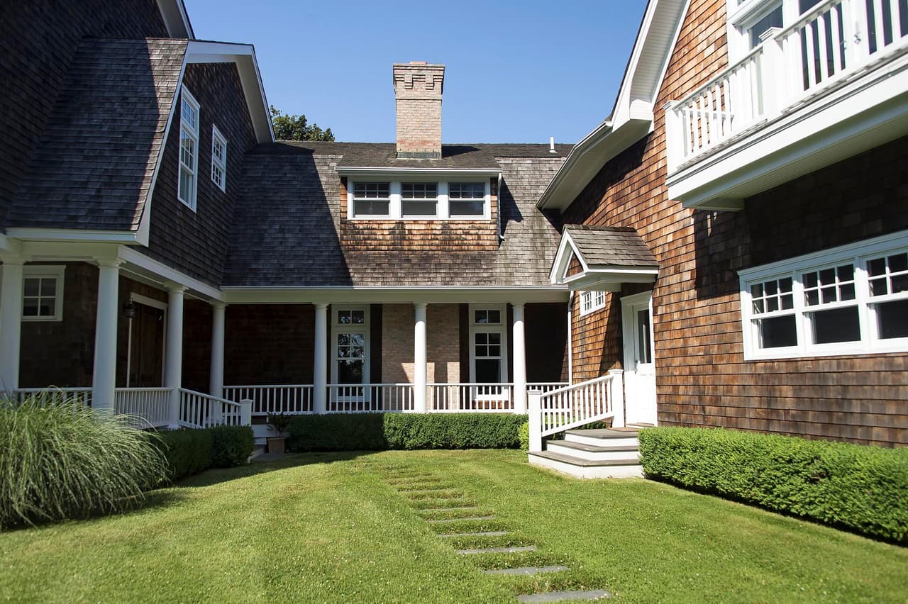 De acuerdo con el
<b><a href="https://nypost.com/2020/06/10/rihanna-pays-415k-to-rent-hamptons-mansion-for-one-month/" target="_blank">New York Post</a></b>, la cantante ha hecho el contrato para estar ahí desde mediados de julio hasta mediados de agosto.
<br>