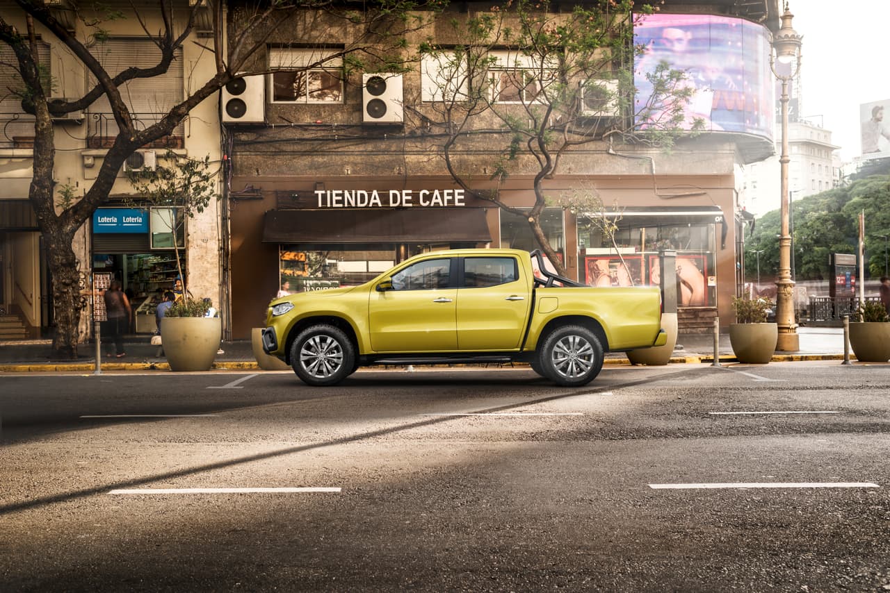 La Clase X es más larga y más ancha que la Nissan Navara en la que está basada y aunque aún así es 20 pulgadas más corta que una F-150 de cabina doble, va a ser una camioneta notablemente grande en los mercados donde va a competir donde el público no está acostumbrado a ver las camionetas
<i>full size</i> que abundan el Norteamérica.