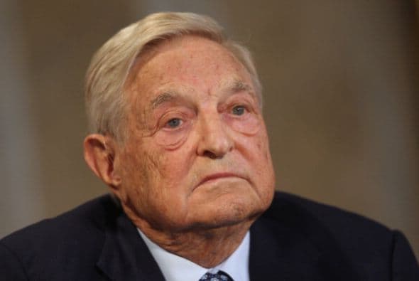 GEORGE SOROS. En 1947 emigró a Inglaterra, tras sobrevivir a la ocupación nazi durante la Segunda Guerra Mundial en su natal Hungría. Estudió en la London School of Economics mientras pintaba casas o lavaba vajillas.