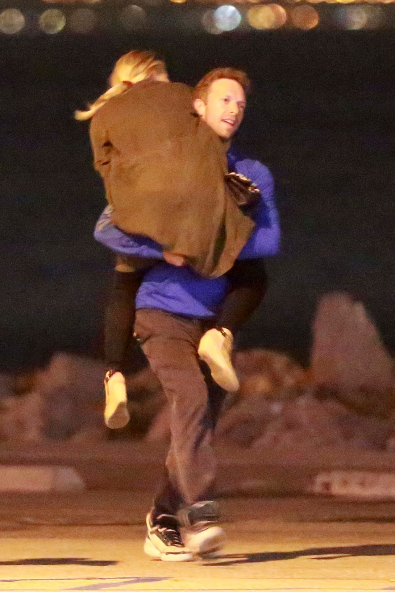 Se nota que el músico se la pasa de maravilla al lado de la actriz.