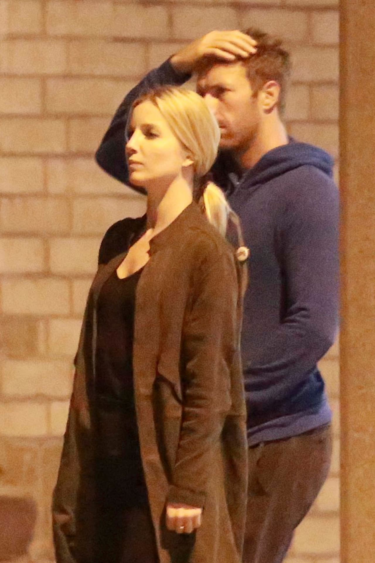 Ahora sí que el amor le pegó duro a Chris Martin, quien ha sido captado con su nueva novia.