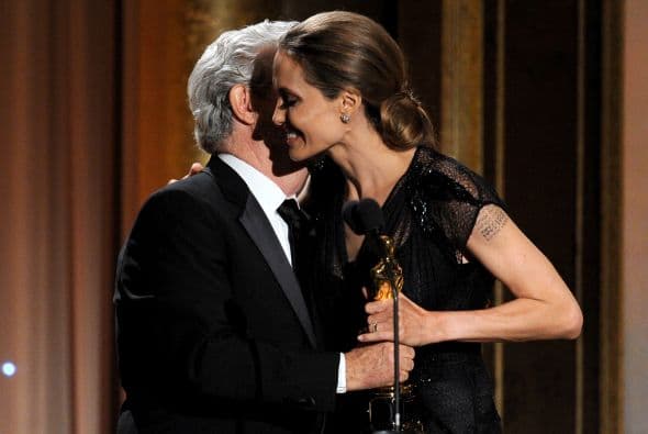 Jolie recibió su premio de las manos de George Lucas.