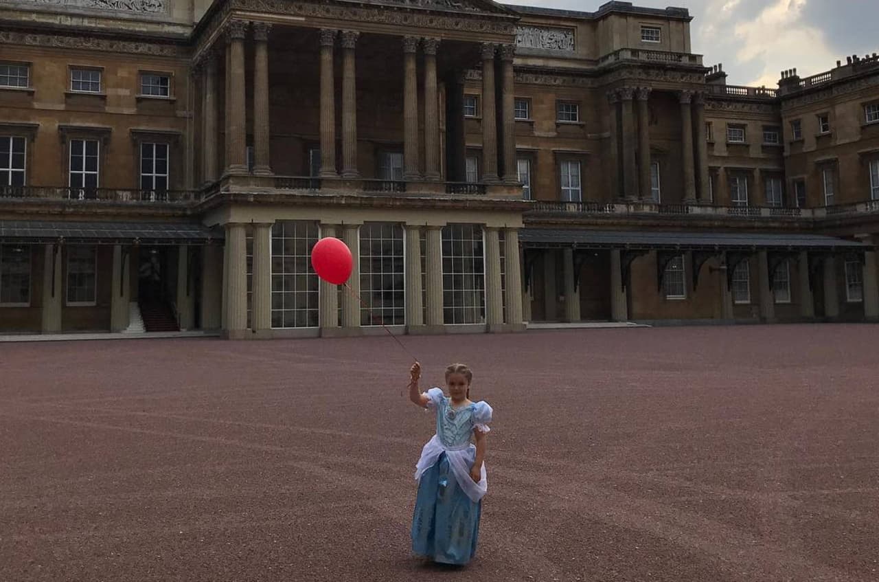 Quizá por ello los famosos papás no se han resistido a consentir a la niña, quien para la fiesta de su cumpleaños pasado escogió la temática de princesas y lo celebró nada menos que en el Palacio de Buckingham.
