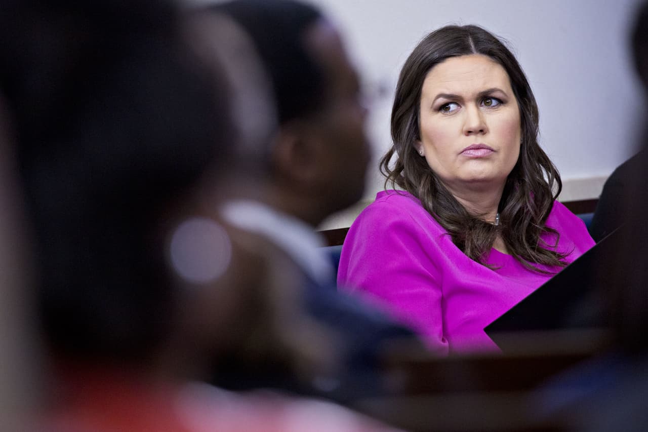 Un restaurante saca a la portavoz de la Casa Blanca y a 200 millas de distancia otro sufre las consecuencias