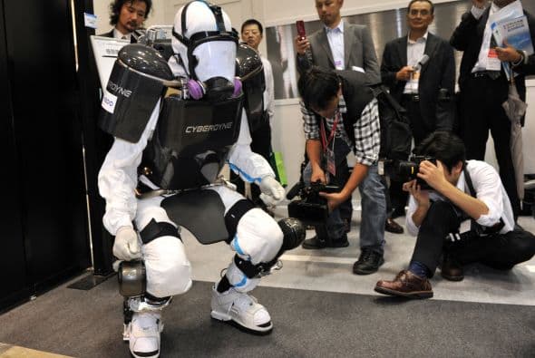 <b>Exoesqueletos robóticos</b>. A partir de 2003, cuando investigadores de la Universidad de California en Berkeley crearon un dispositivo que se adhiere a la parte inferior de la espalda para aumentar la fuerza en los humanos, la demanda de estas máquinas para la rehabilitación física despegó. Estos aparatos están ayudando cada vez más a las personas con problemas de movilidad, pero también se están utilizando para tareas que requieren fuerza extrema. Ford Motor Company, por ejemplo, usa un dispositivo que ayuda a los ensambladores con tareas repetitivas para evitar lesiones.