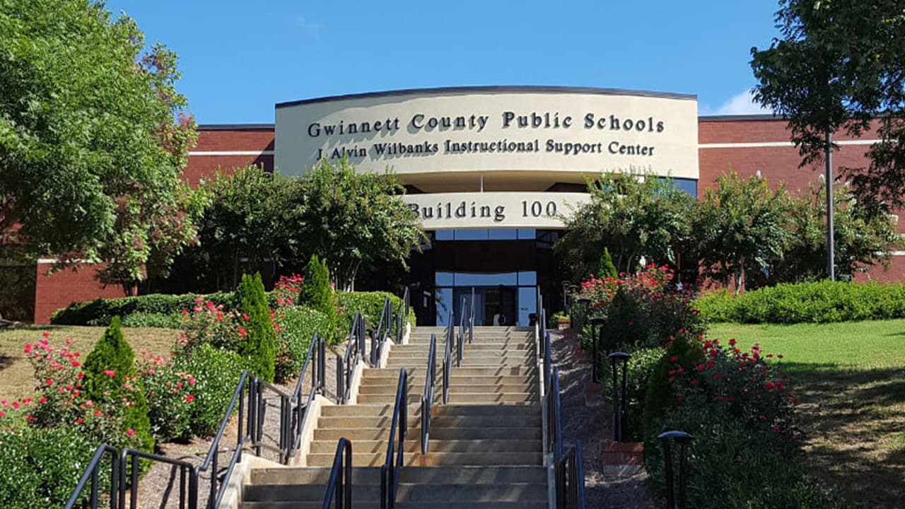 <a href="https://www.univision.com/local/atlanta-wuvg/distrito-escolar-del-condado-de-gwinnett-cambia-planes-para-el-inicio-de-clases"><b>Escuelas Públicas del Condado de Gwinnett</b></a>
<br>
<br>Las clases comenzarán el 12 de agosto.
<br>
<br>La Junta Escolar del Condado de Gwinnett revocó la decisión sobre un modelo híbrido y comenzará el año escolar con todo el aprendizaje virtual.
<br>
<br>Para más detalles:
<a href="https://www.univision.com/local/atlanta-wuvg/distrito-escolar-del-condado-de-gwinnett-cambia-planes-para-el-inicio-de-clases"><b>Escuelas Públicas del Condado de Gwinnett</b></a>