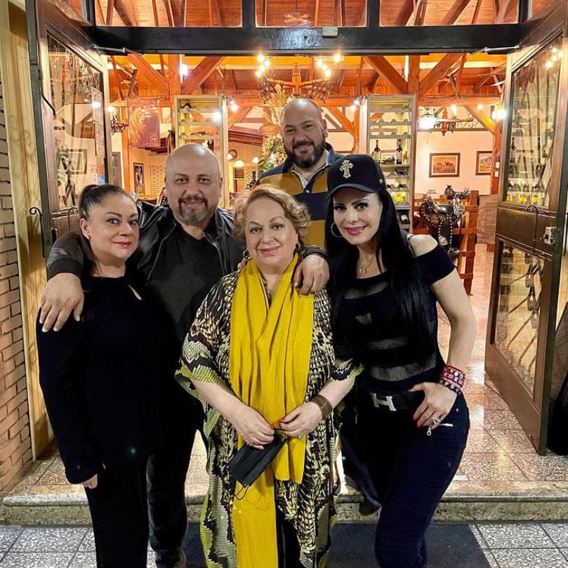 "Tengo hermanos mayores, 
<b>tengo una hermana que es la que me ha criado</b>, que para mí es mi segunda madre, mi hermana 'Mima' que la amo", agregó.
<br>