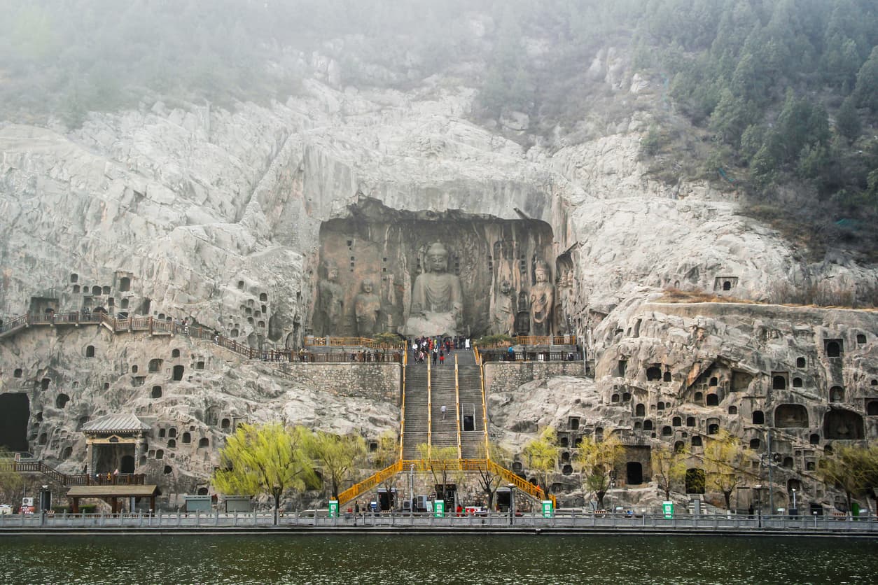 <h3 class="cms-H3-H3">Grutas de Longmen, provincia de Henan, China</h3>
<br>
<br>
<b>Categoría: </b>Cultura
<br>
<br>En este lugar se podrá ver uno de los conjuntos de estatuas de piedra más grandes del mundo, un sitio del Patrimonio Mundial de la UNESCO.
