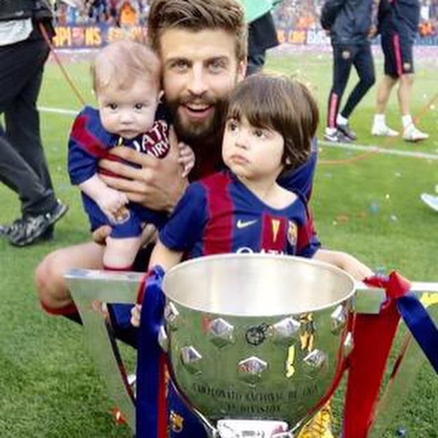 Piqué también es un papi orgulloso de sus retoños y no para de posar junto a sus pequeños.