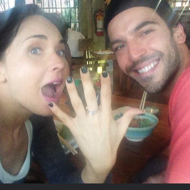 En 2017 
<b><a href="https://www.univision.com/temas/adriana-louvier">Adriana Louvier</a> y Guto Salas </b>celebraron su primer año de matrimonio.
<b> </b>A mediados del 2016 
<b><a href="https://www.univision.com/programas/super-momentos-de-novela/adriana-louvier-presume-su-anillo-de-compromiso-fotos">anunciaron su compromiso en redes sociales</a></b> con esta imagen: “¡Hoy después de muchos días y meses, años, de estar juntos, recibí uno de los símbolos más bonitos de compromiso y amor! ¡Así que muy feliz comparto con ustedes esta noticia! Te amo @gutosalas ❤️❤️ en ese dedo porque me quedó grande💍”.