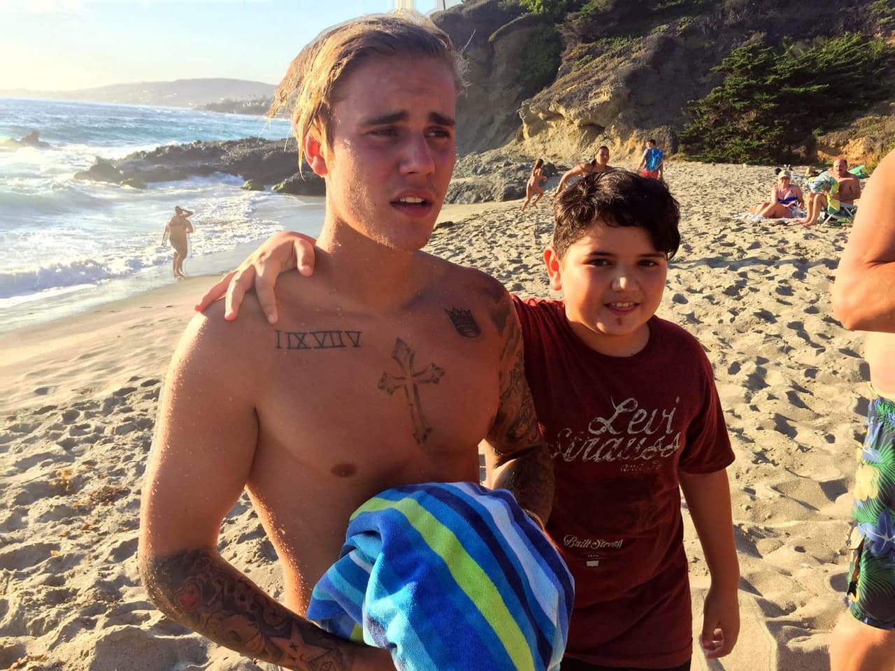 Sus fans aprovecharon para tomarse fotos con él.