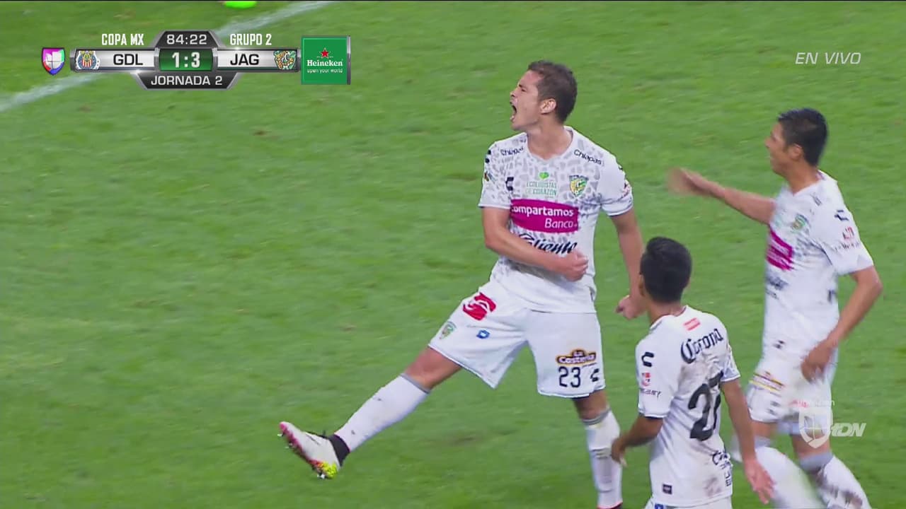 Martín Zuñiga marca un doblete para concretar la victoria de Jaguares ante Chivas