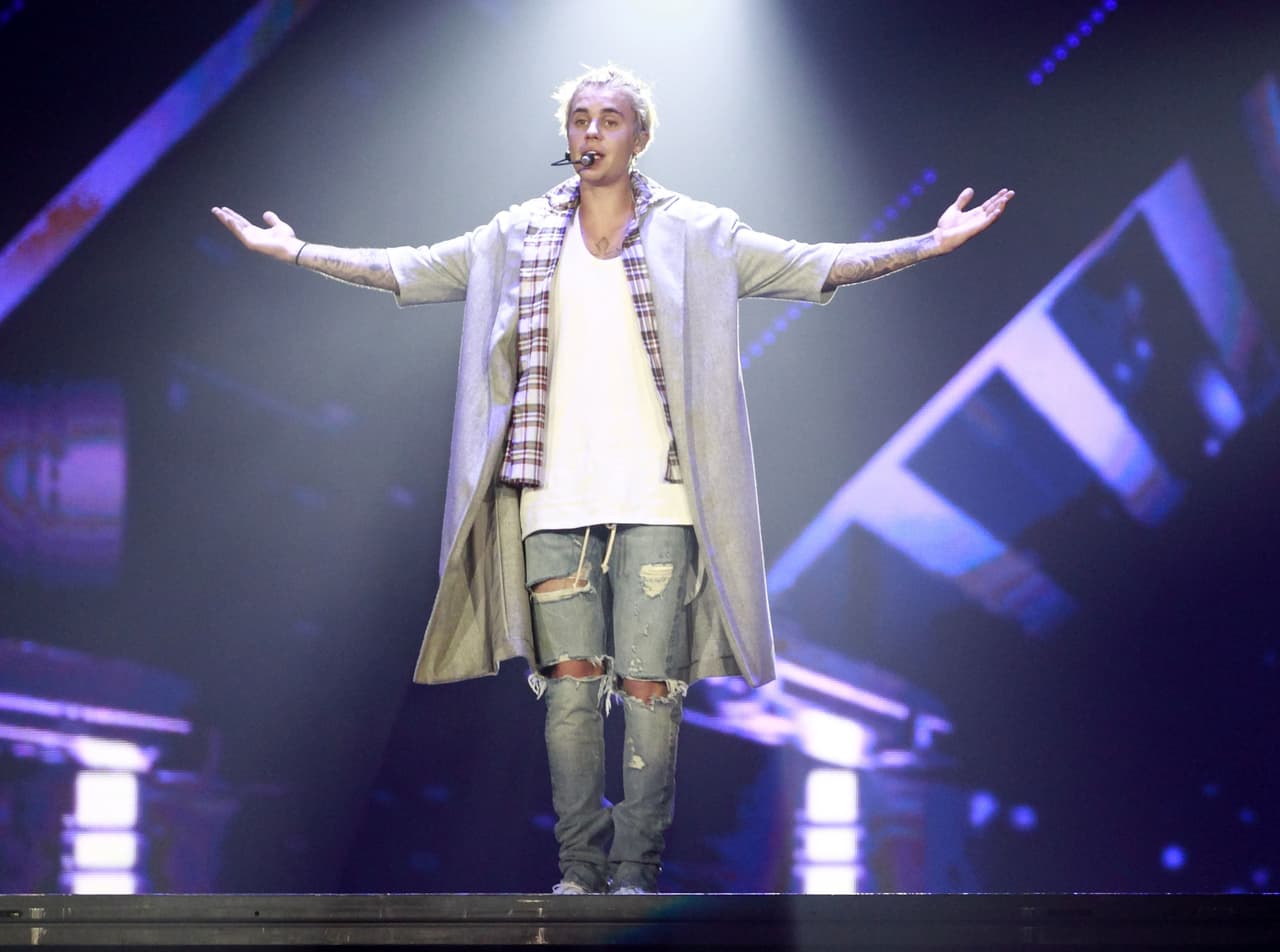 En un concierto en Dubai, Justin Bieber interpretaba una canción cuando un fan llegó por detrás y provocó que el cantante lo rechazara. Los movimientos de ambos causaron que se cayera el piano que estaba en la tarima.