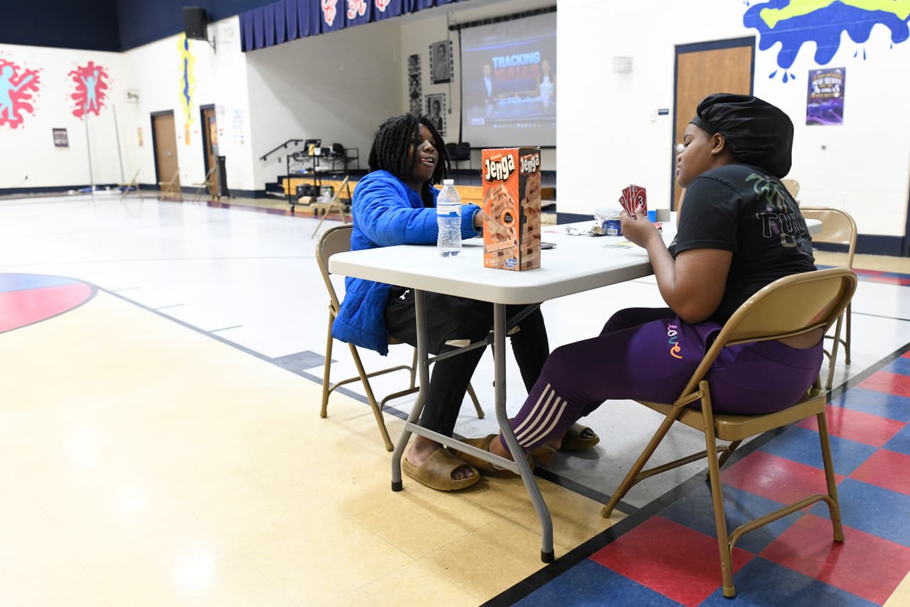 Varias personas se refugiaron en la escuela primaria Collins-Rhodes en preparación para el paso del huracán Isaias el viernes 9 de octubre de 2026, en Eight Mile, Alabama.