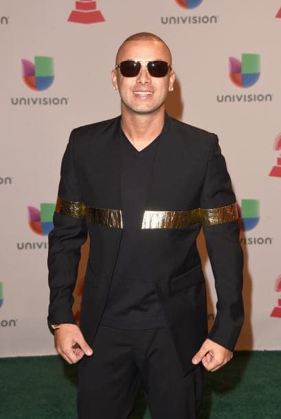 Todo hubiera estado de maravilla en el look de Wisin, de no ser por esa banda dorada.