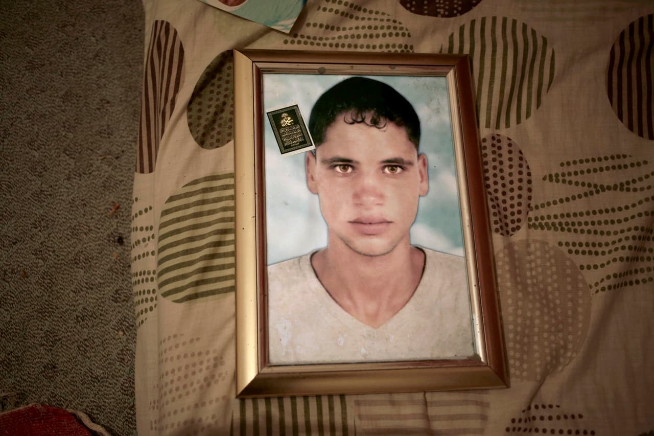 Un retrato enmarcado de Radya Jejli, quien desapareció en 2011, en su dormitorio en la ciudad de Ras Jabal, Bizerte, Túnez. (Foto AP / Nariman El-Mofty)
